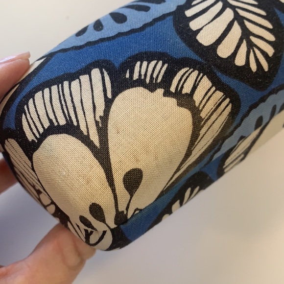 Vera Bradley clam shell eyeglass case blue, black and white fabric. - Picture 8 of 8